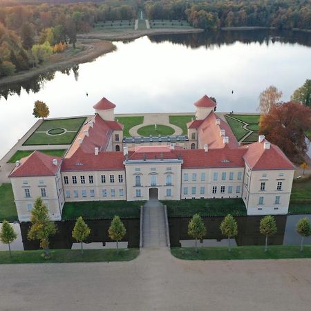 Loggiahaus Am Schloss, 5 Ferienwohnungen, Teils Mit Schloss- Und Seeblick Rheinsberg Exterior photo